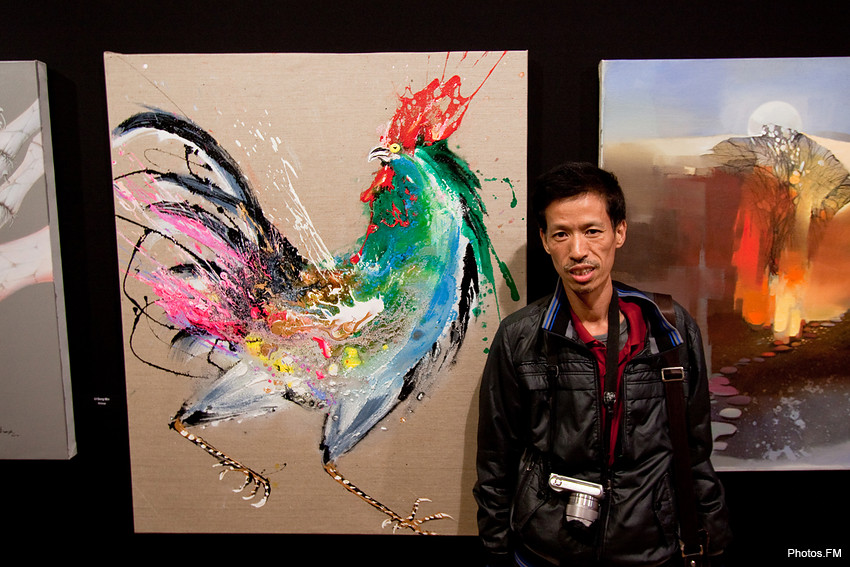 Qunce Zeng et l'un de ses tableaux 