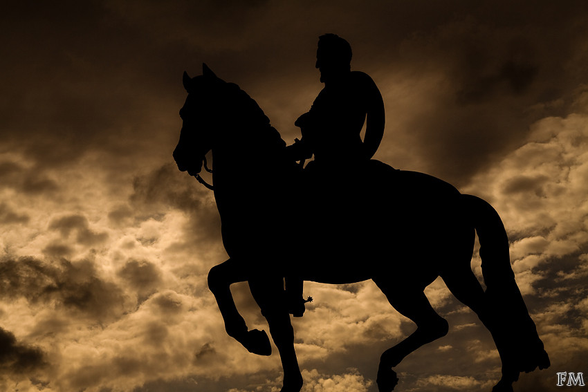 Henri IV : Un cavalier, qui surgit hors de la nuit court vers l'aventure au galop ...