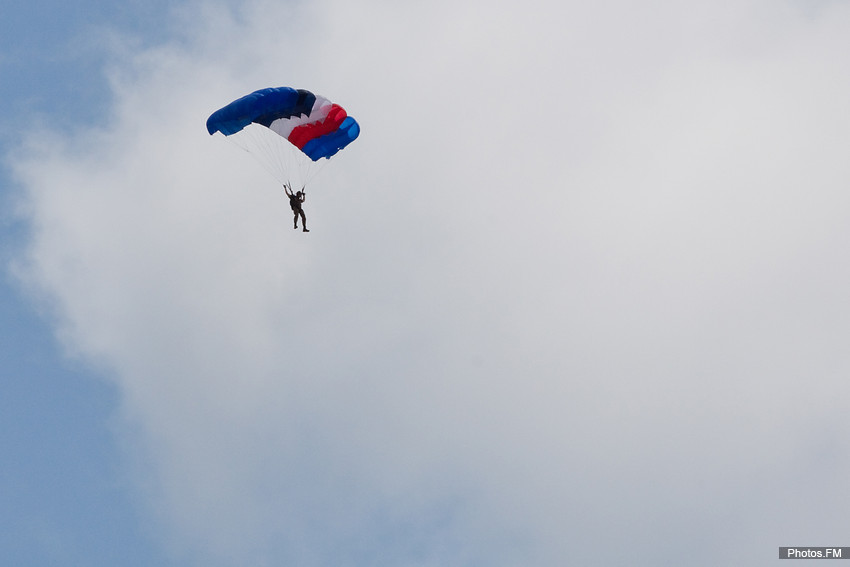 Parachutiste au-dessus de Paris - 14 juillet 2015